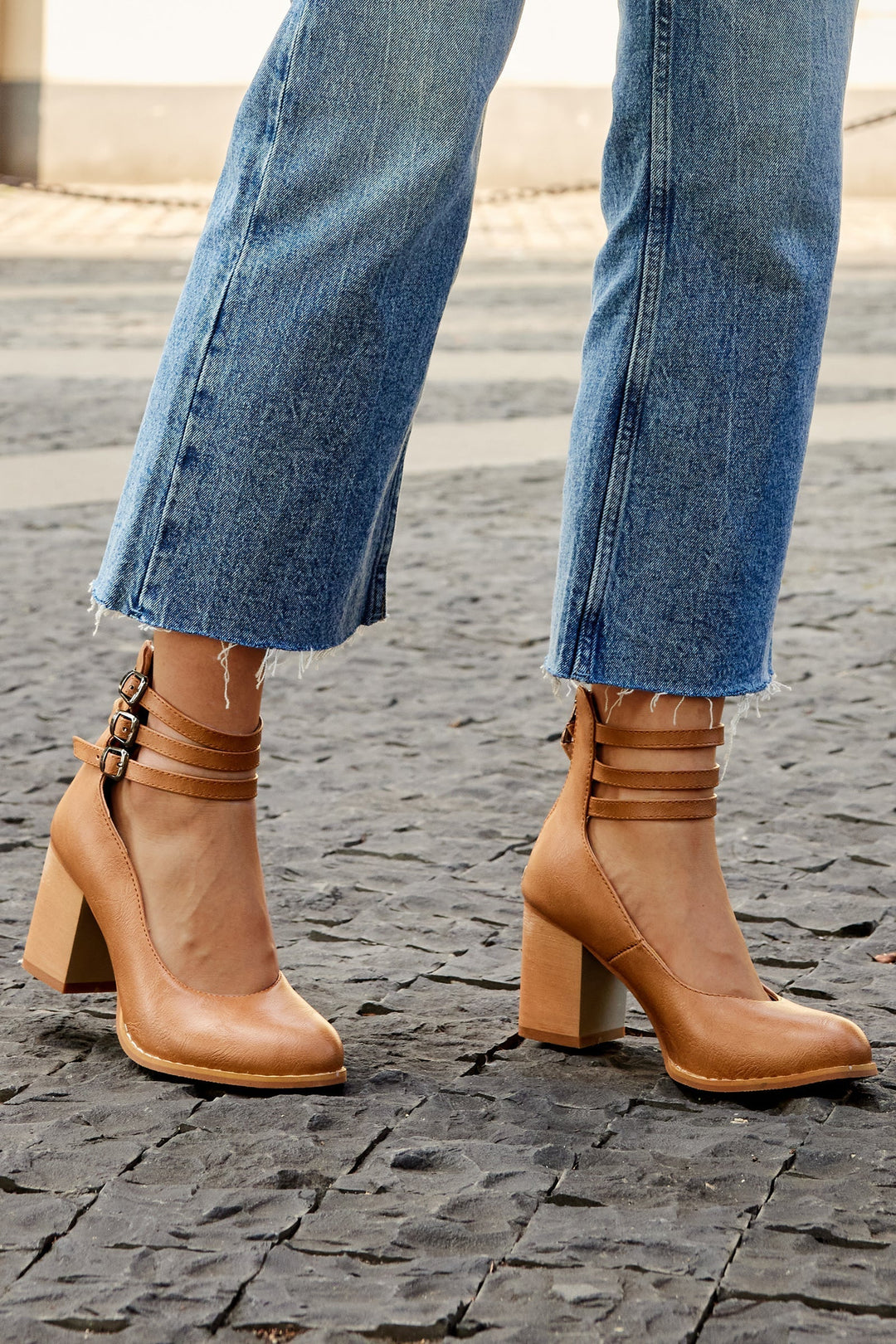 Casilda Smooth Sandals with Ankle Strap and Thick Heel