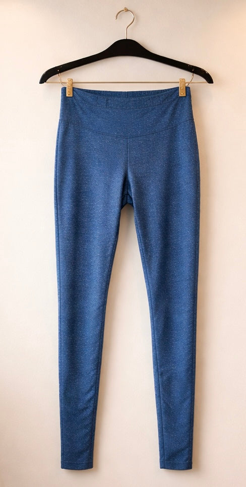 Niebieskie legginsy z nadrukiem jeansowym na wieszaku