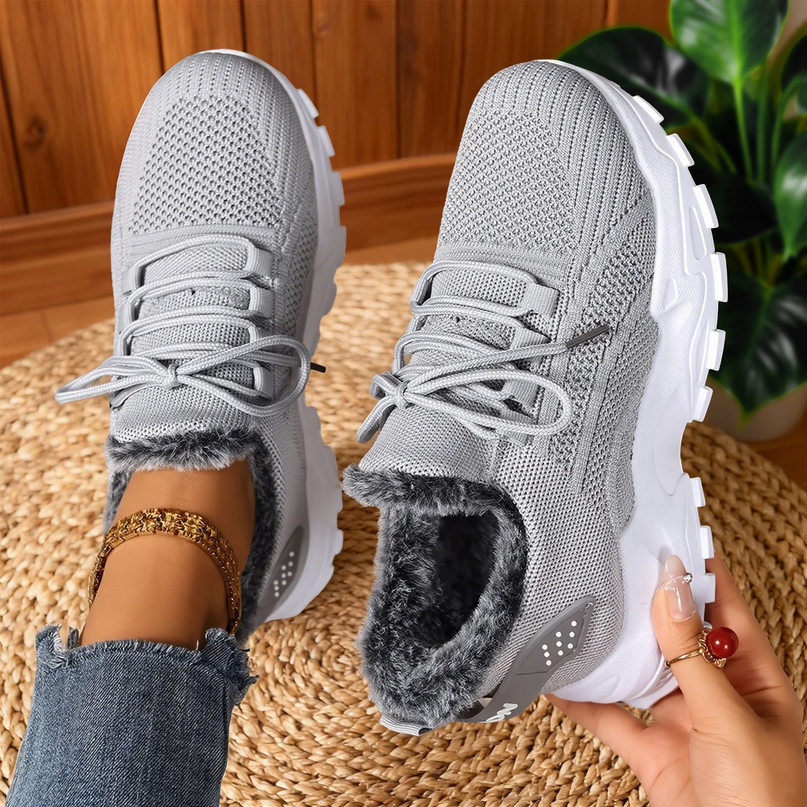 Damskie sneakersy na sznurowanie z futerkowym wykończeniem i grubą podeszwą