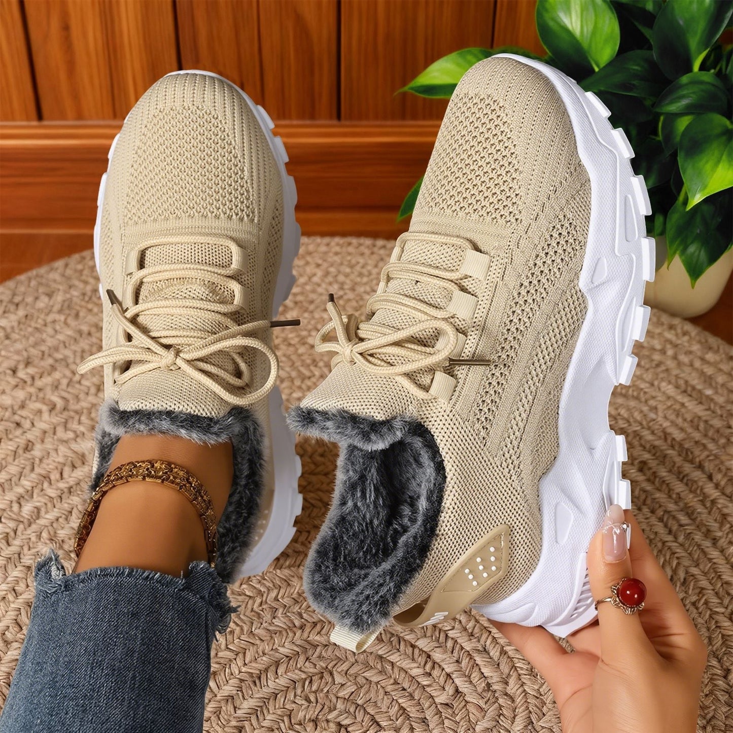 Damskie sneakersy na sznurowanie z futerkowym wykończeniem i grubą podeszwą