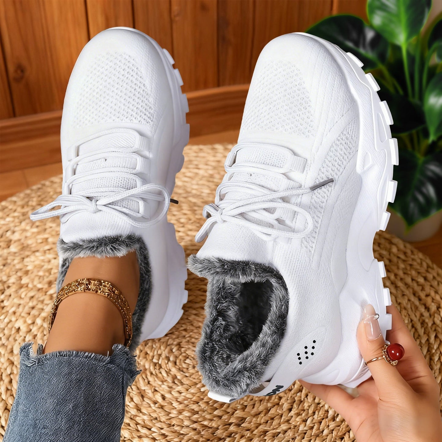 Damskie sneakersy na sznurowanie z futerkowym wykończeniem i grubą podeszwą