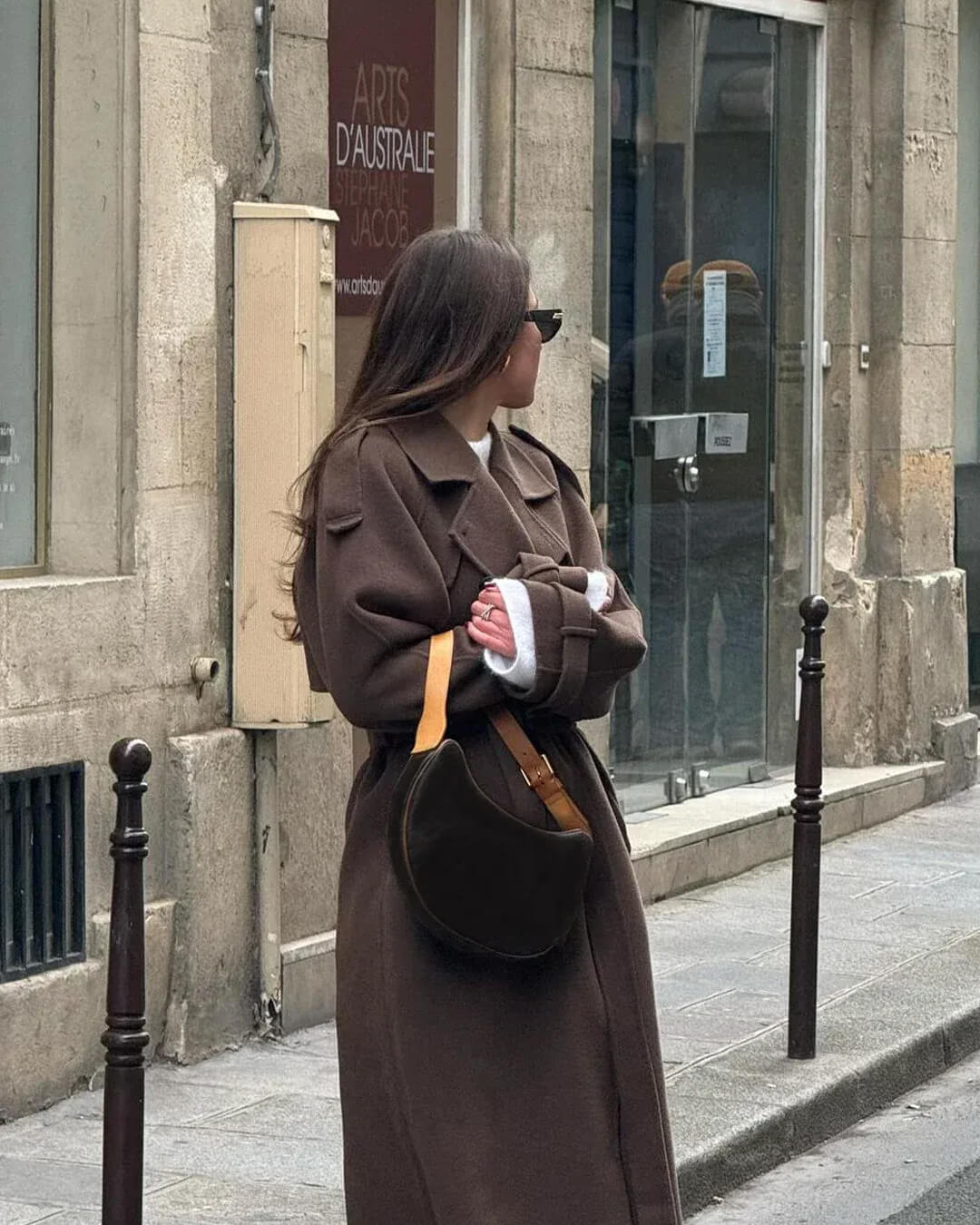 Damski płaszcz dwurzędowy z szerokimi klapami i paskiem w talii